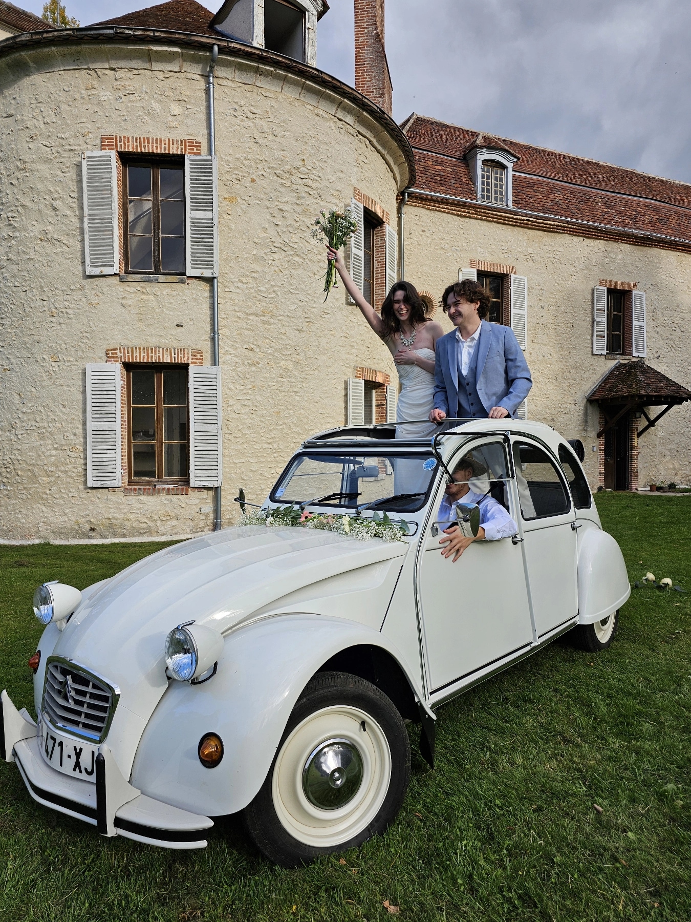 Un couple de mariés dans le parc du domaine